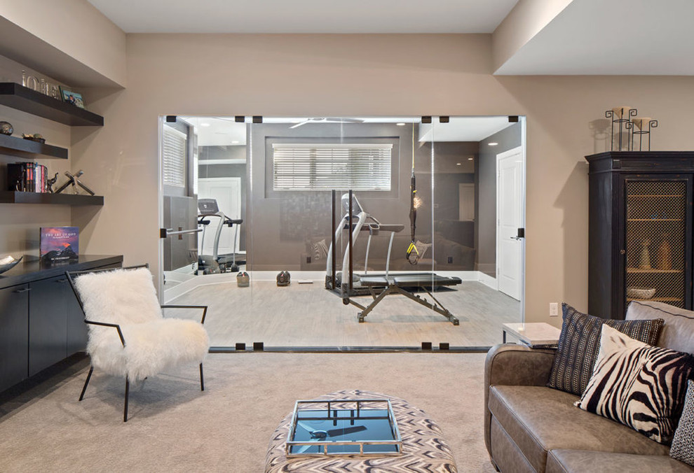 Multifunktionaler, Mittelgroßer Klassischer Fitnessraum mit brauner Wandfarbe und hellem Holzboden in Cincinnati