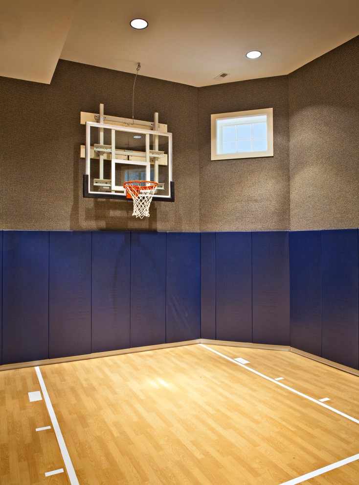 Großer Klassischer Fitnessraum mit Indoor-Sportplatz, grauer Wandfarbe und hellem Holzboden in Chicago