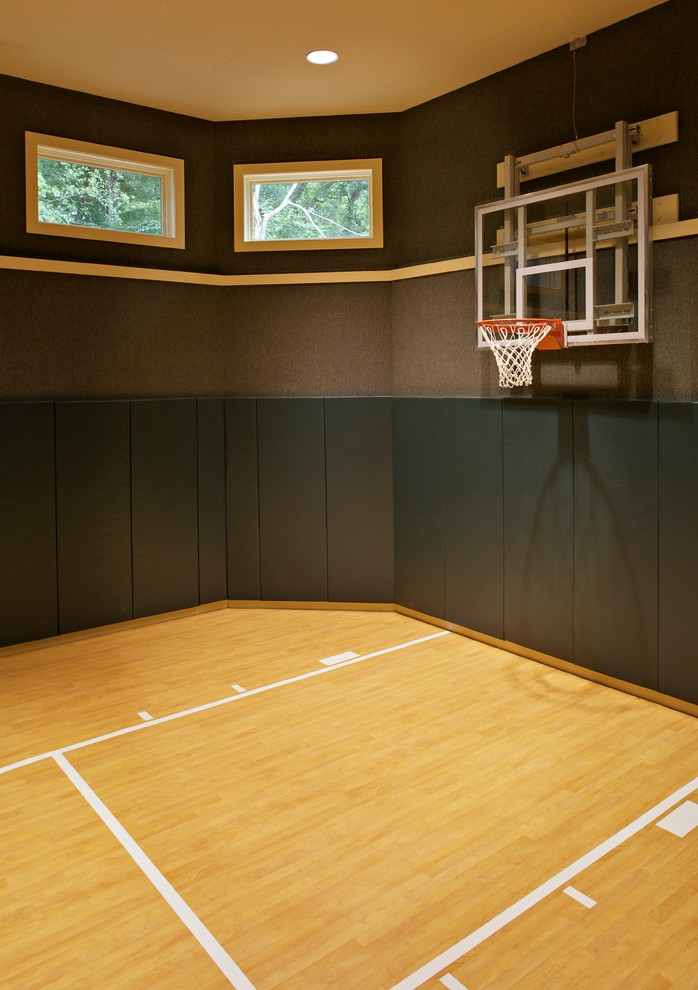Geräumiger Klassischer Fitnessraum mit Indoor-Sportplatz, grauer Wandfarbe, hellem Holzboden und gelbem Boden in Chicago