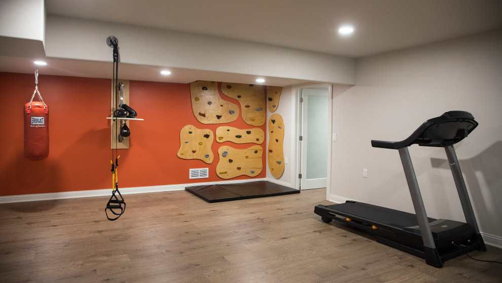 Multifunktionaler, Großer Klassischer Fitnessraum mit beiger Wandfarbe, Vinylboden und braunem Boden in Sonstige