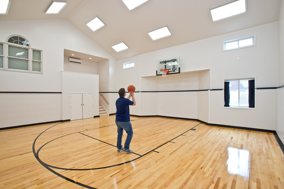 Klassischer Fitnessraum mit Indoor-Sportplatz, weißer Wandfarbe und hellem Holzboden in Philadelphia