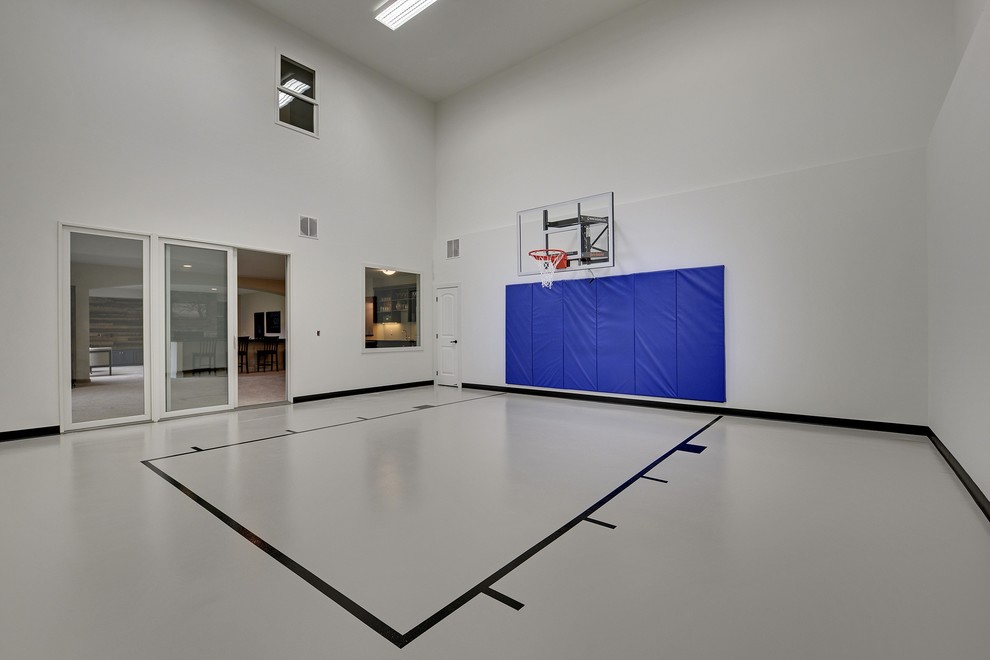 Großer Klassischer Fitnessraum mit Indoor-Sportplatz, grauer Wandfarbe und Betonboden in Minneapolis