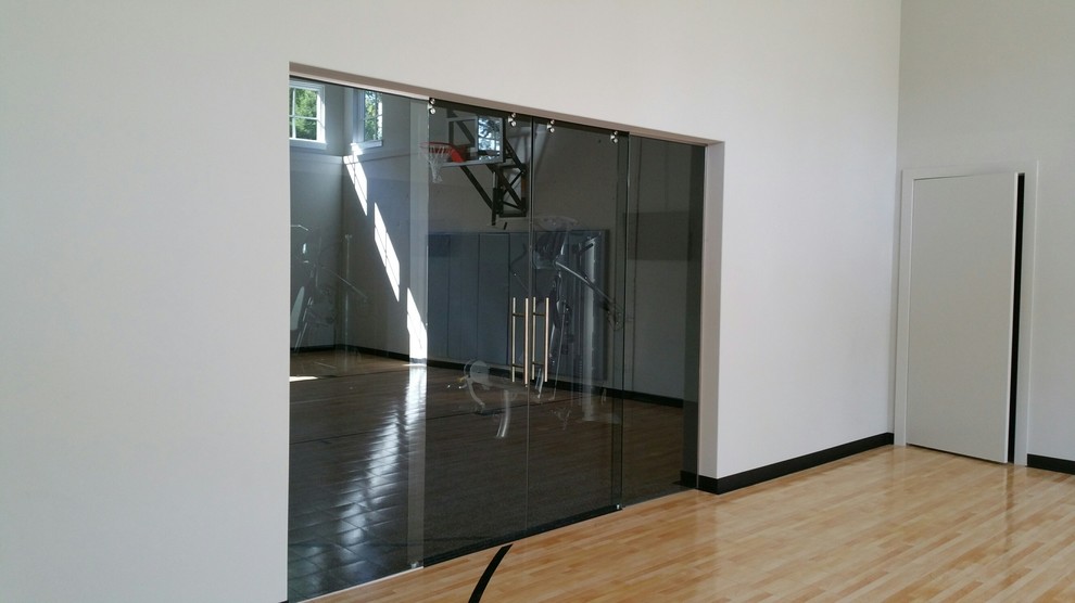Mittelgroßer Moderner Fitnessraum mit Indoor-Sportplatz, grauer Wandfarbe, hellem Holzboden und beigem Boden in Minneapolis