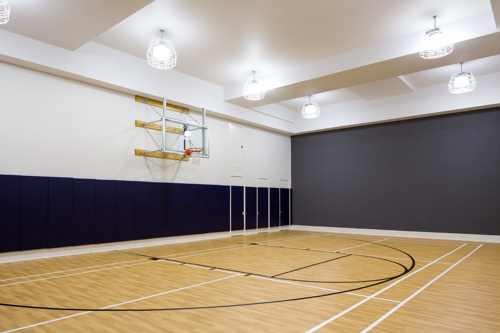 Geräumiger Klassischer Fitnessraum mit Indoor-Sportplatz, weißer Wandfarbe und hellem Holzboden in Chicago