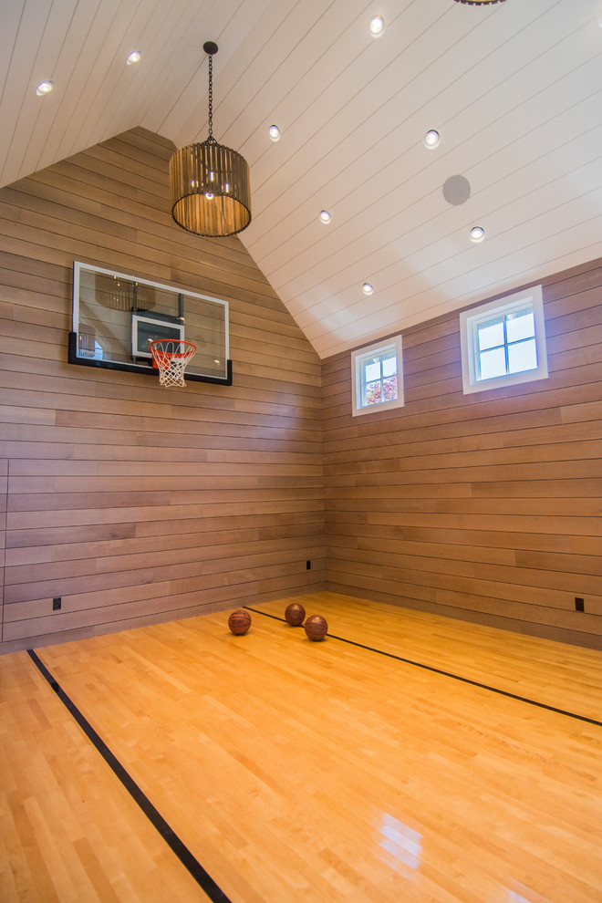 Mittelgroßer Klassischer Fitnessraum mit Indoor-Sportplatz und braunem Holzboden in Boston