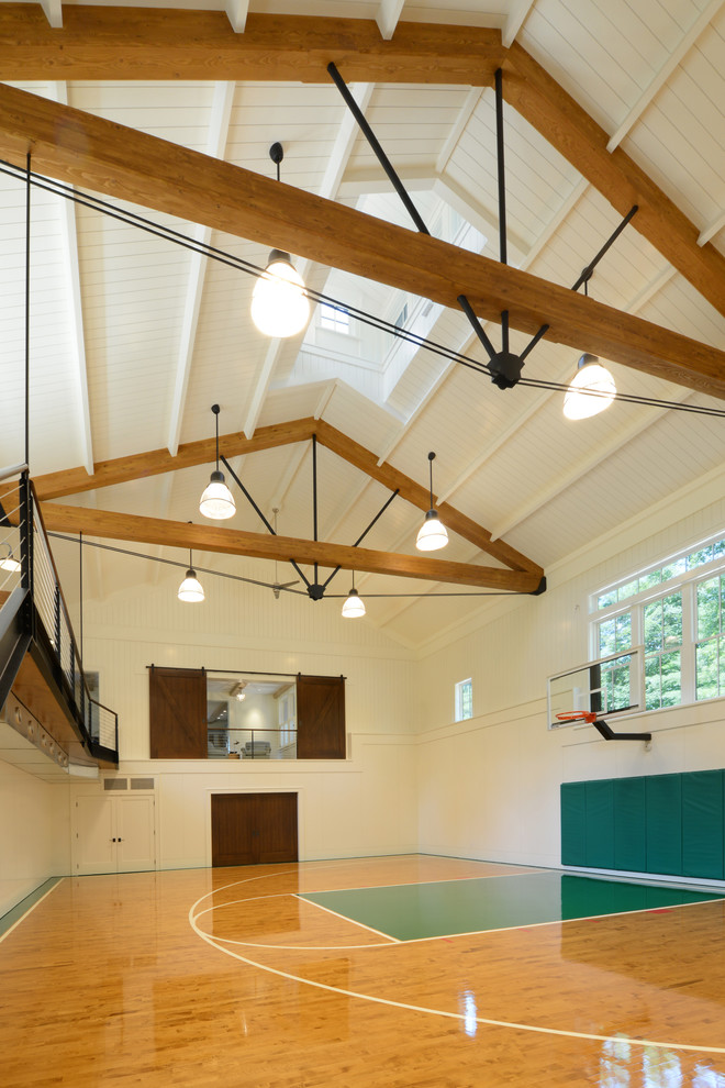 Klassischer Fitnessraum mit Indoor-Sportplatz in Boston