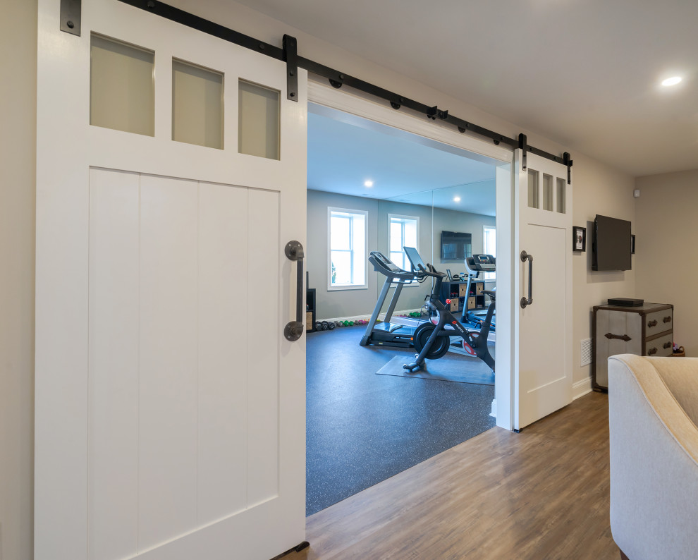 Multifunktionaler, Großer Landhaus Fitnessraum mit beiger Wandfarbe und schwarzem Boden in Philadelphia