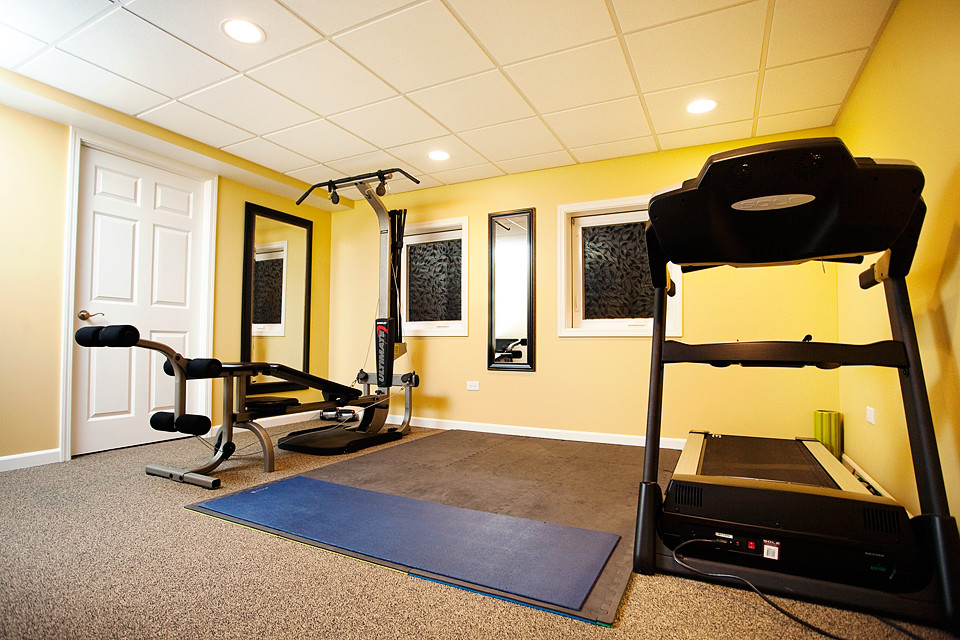 Multifunktionaler, Mittelgroßer Klassischer Fitnessraum mit gelber Wandfarbe, Korkboden und buntem Boden in Chicago
