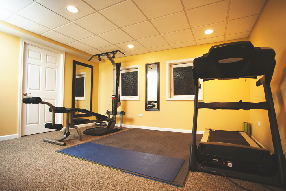 Multifunktionaler, Mittelgroßer Moderner Fitnessraum mit gelber Wandfarbe und Teppichboden in Chicago
