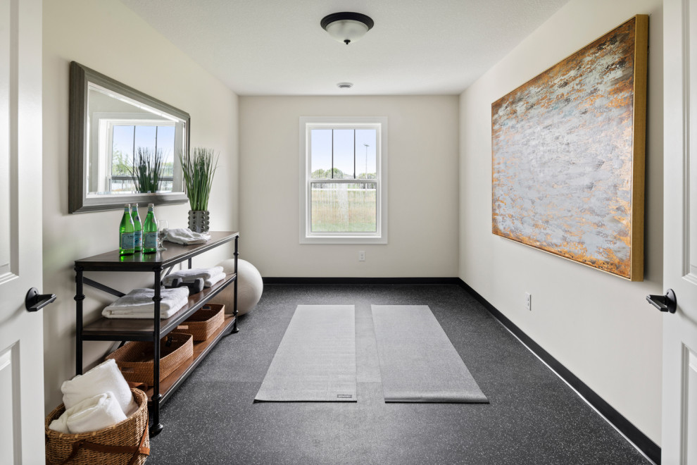 Inspiration för ett mellanstort lantligt hemmagym med yogastudio, med vita väggar och svart golv