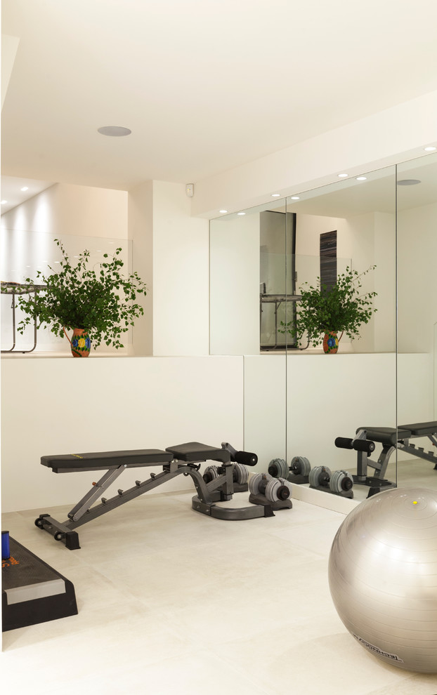 Multifunktionaler, Großer Moderner Fitnessraum mit weißer Wandfarbe und Betonboden in London