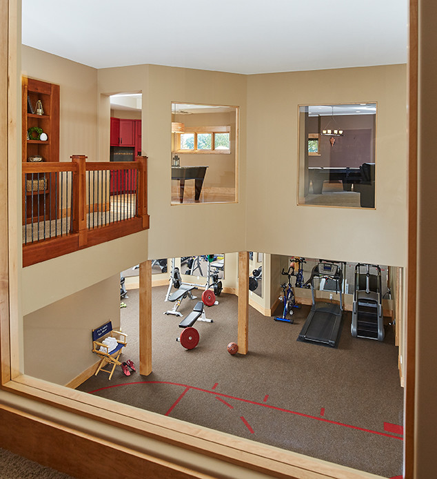 Großer Rustikaler Fitnessraum mit Indoor-Sportplatz, beiger Wandfarbe und Teppichboden in Grand Rapids