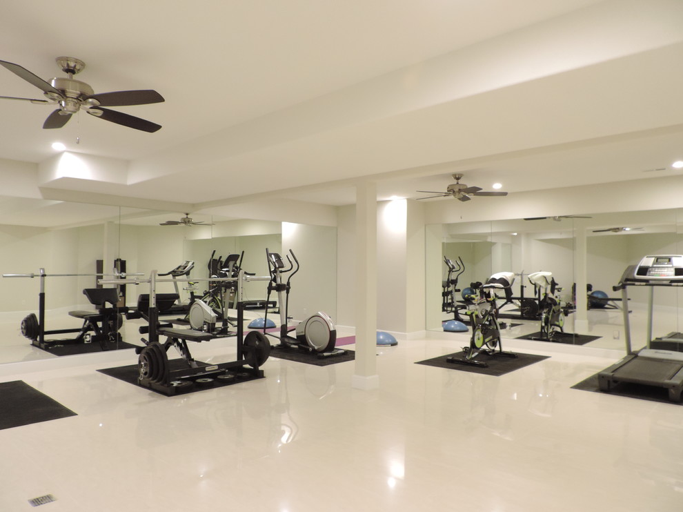 Geräumiger, Multifunktionaler Klassischer Fitnessraum mit beiger Wandfarbe, Porzellan-Bodenfliesen und weißem Boden in Sonstige
