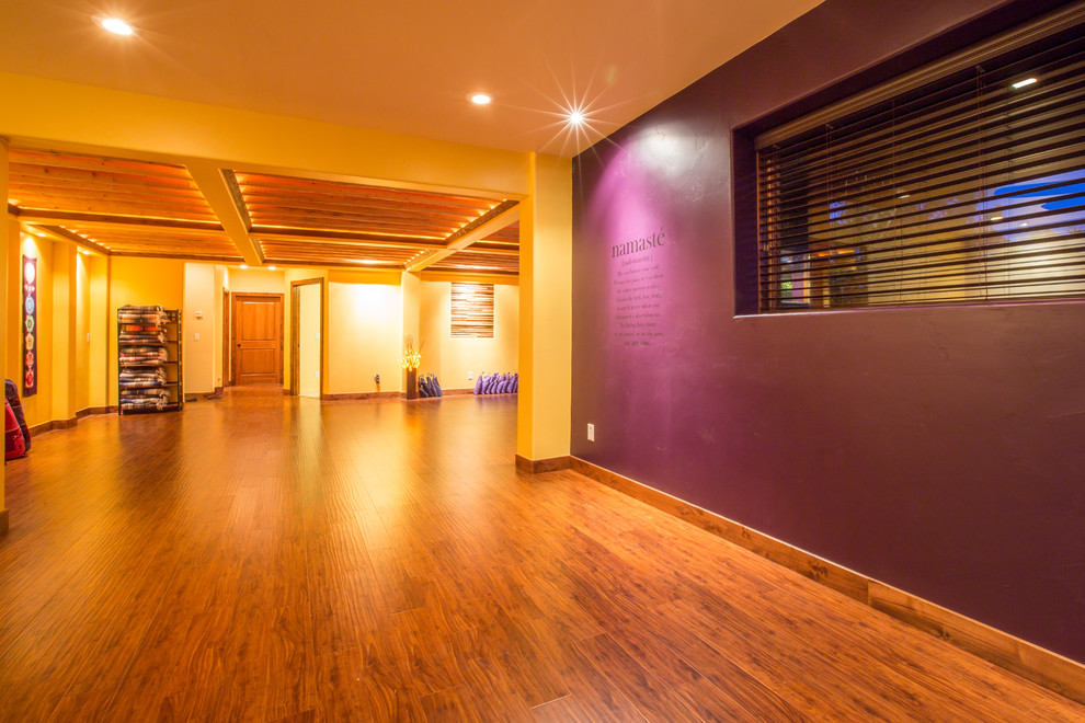 Идея дизайна: большая йога-студия в стиле рустика с фиолетовыми стенами, паркетным полом среднего тона и коричневым полом