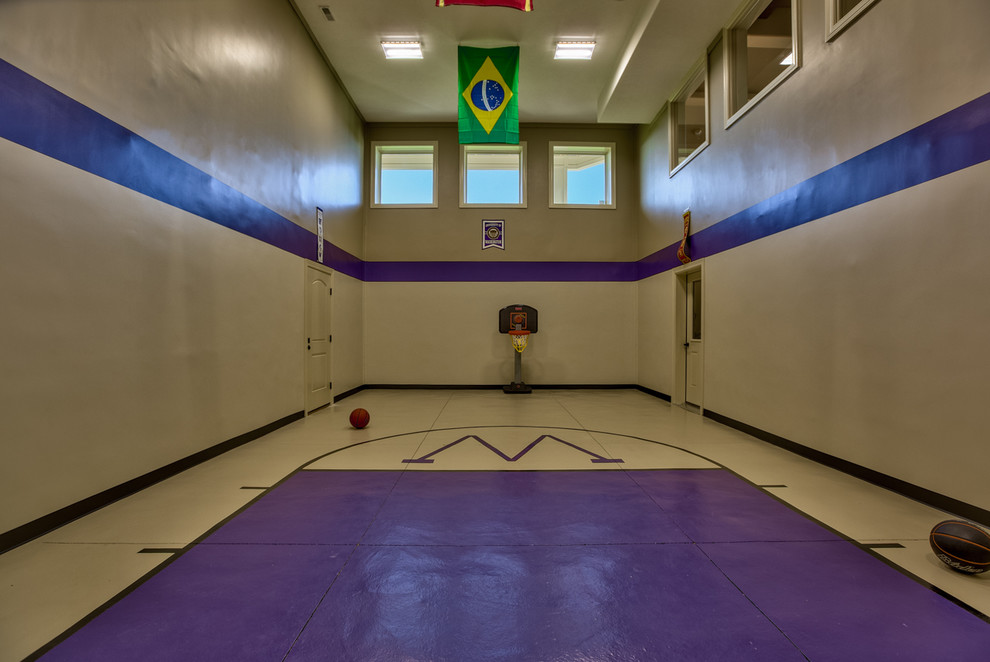 Moderner Fitnessraum mit Indoor-Sportplatz, lila Wandfarbe und Betonboden in Omaha