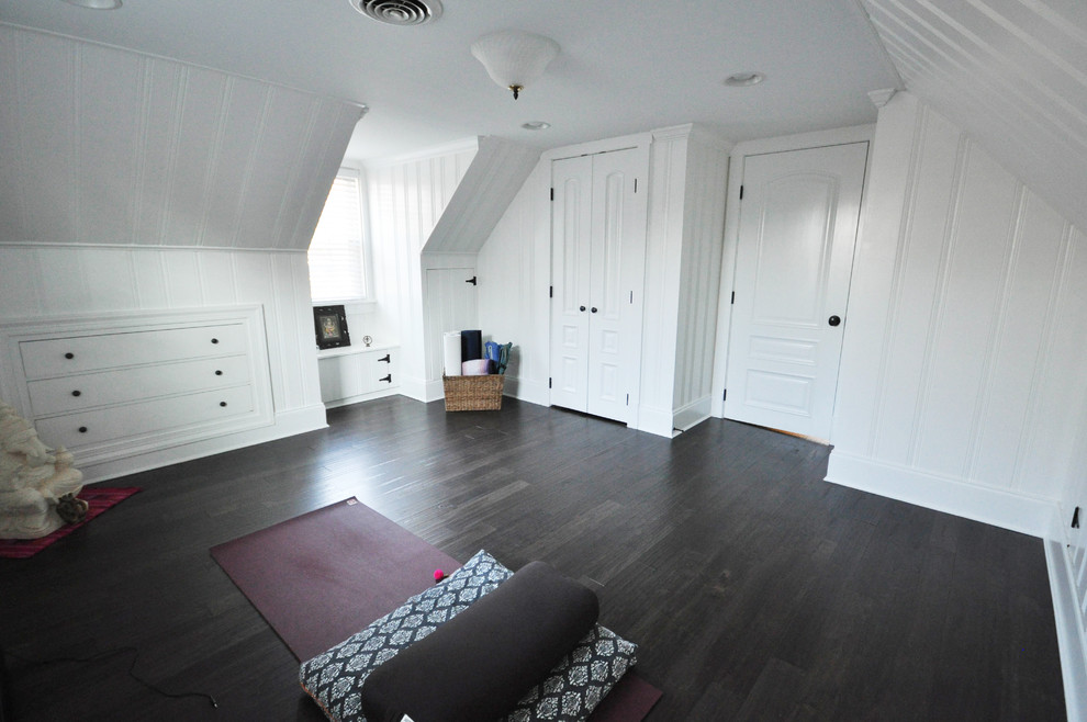 Mittelgroßer Klassischer Yogaraum mit weißer Wandfarbe, dunklem Holzboden und braunem Boden in Richmond