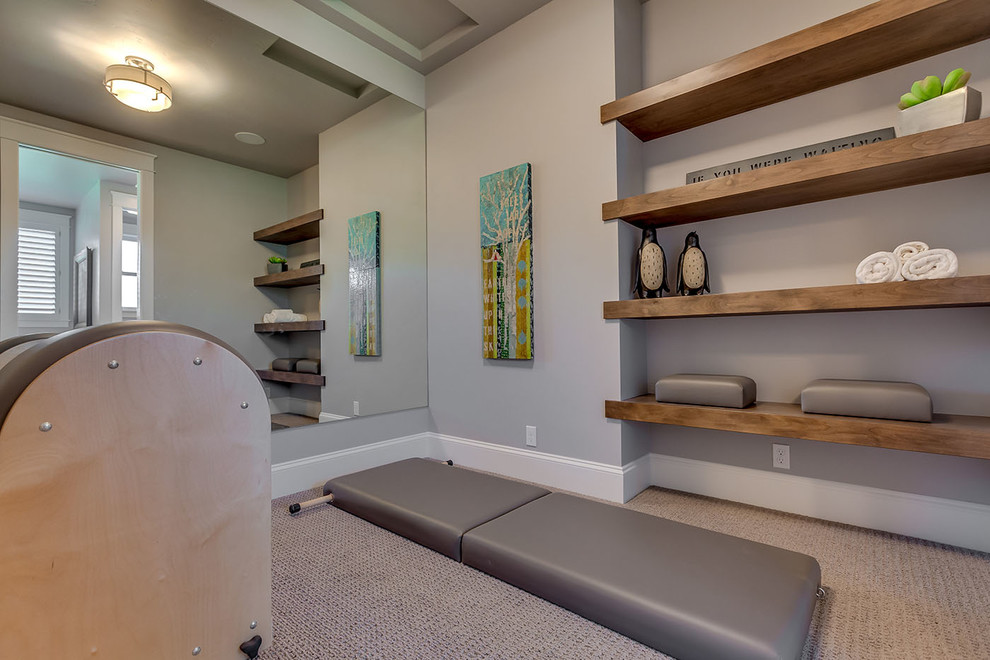 Mittelgroßer Moderner Yogaraum mit grauer Wandfarbe und Teppichboden in Boise