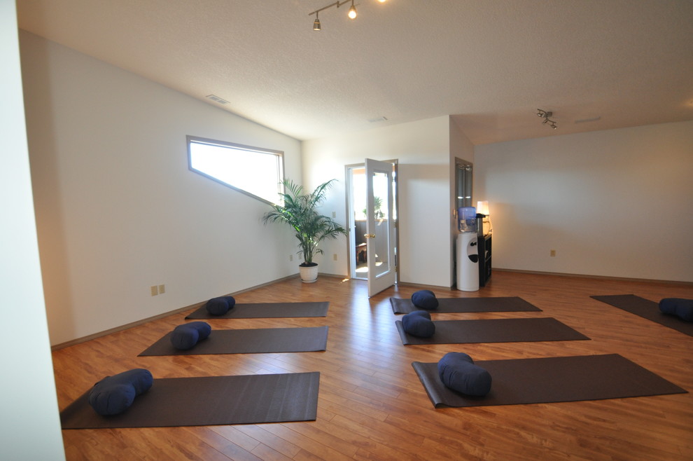 Kleiner Moderner Yogaraum mit weißer Wandfarbe und braunem Holzboden in Vancouver
