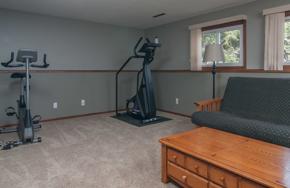Inspiration for a 1960s home gym remodel in Other