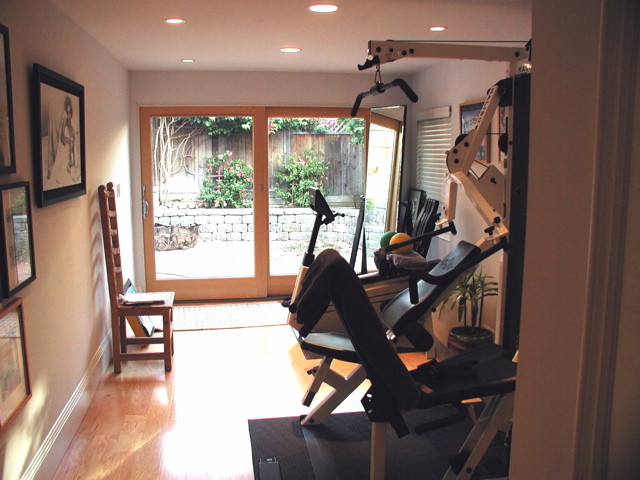 Kleiner, Multifunktionaler Moderner Fitnessraum mit beiger Wandfarbe und hellem Holzboden in Orange County