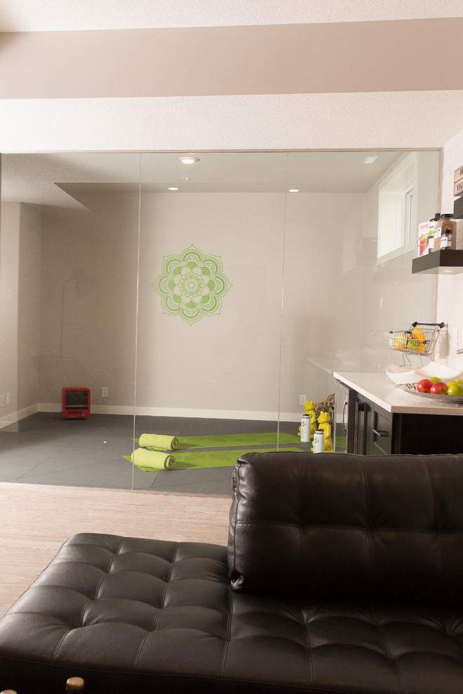 Mittelgroßer Moderner Yogaraum mit grauer Wandfarbe in Calgary