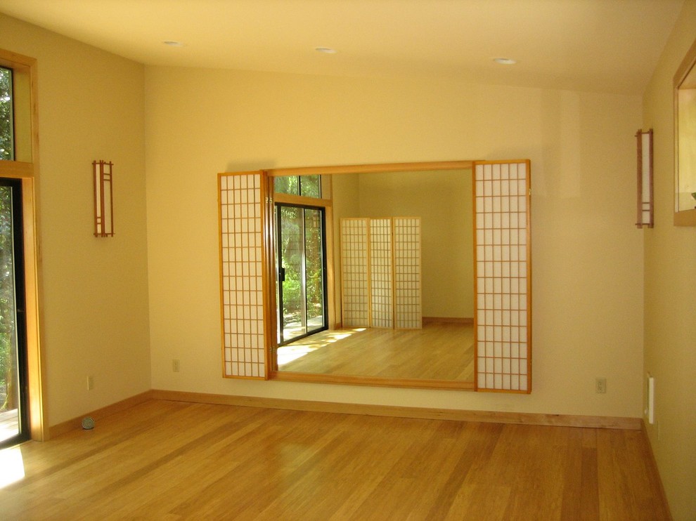 Diseño de gimnasio de estilo zen de tamaño medio con suelo amarillo