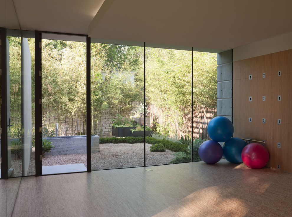 На фото: йога-студия среднего размера в стиле модернизм с пробковым полом, бежевыми стенами и бежевым полом с