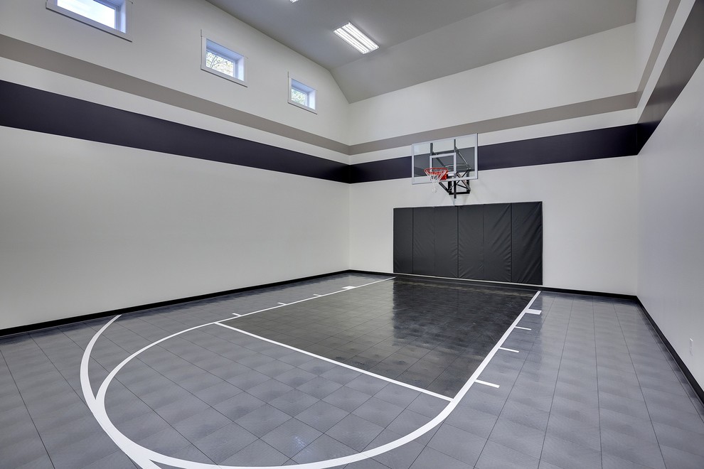 Geräumiger Klassischer Fitnessraum mit Indoor-Sportplatz, grauer Wandfarbe, Vinylboden und grauem Boden in Minneapolis