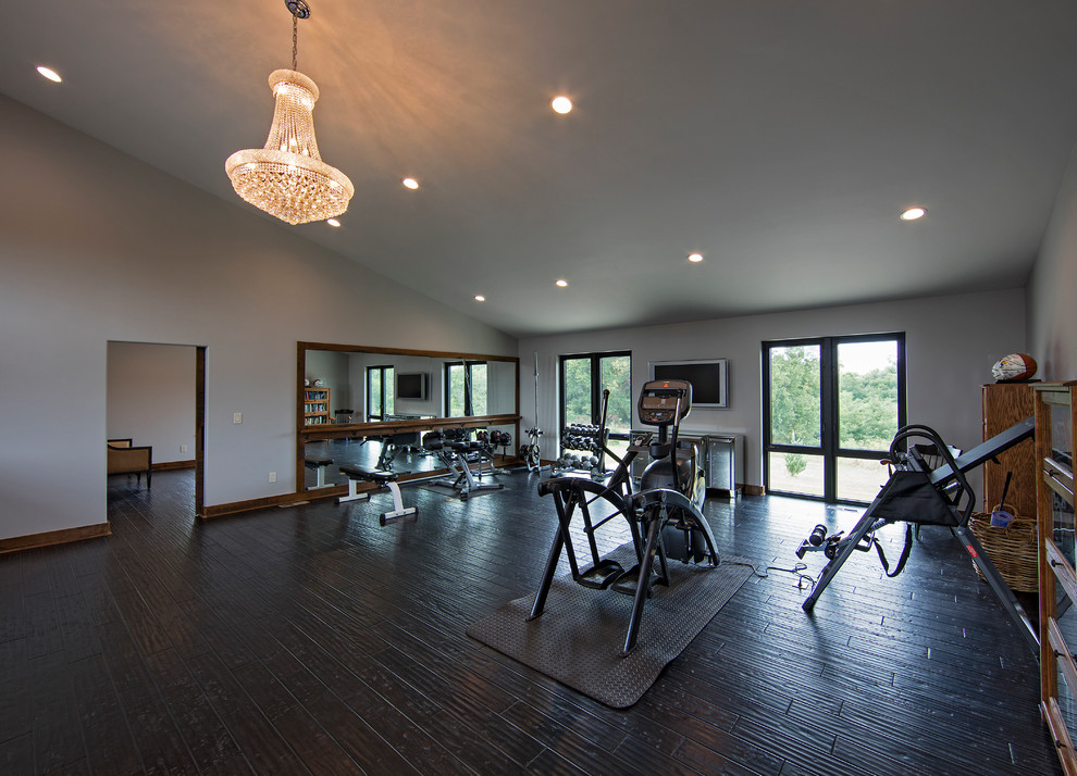Multifunktionaler, Geräumiger Rustikaler Fitnessraum mit grauer Wandfarbe und dunklem Holzboden in Wichita