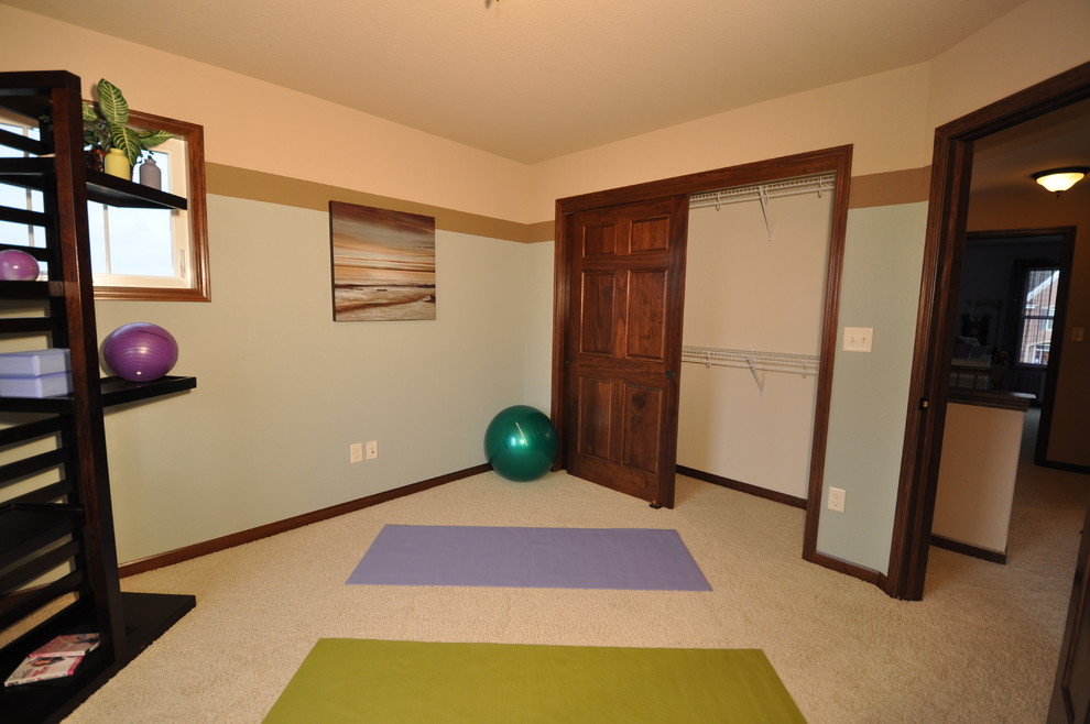 Photo of a classic home gym in Milwaukee.
