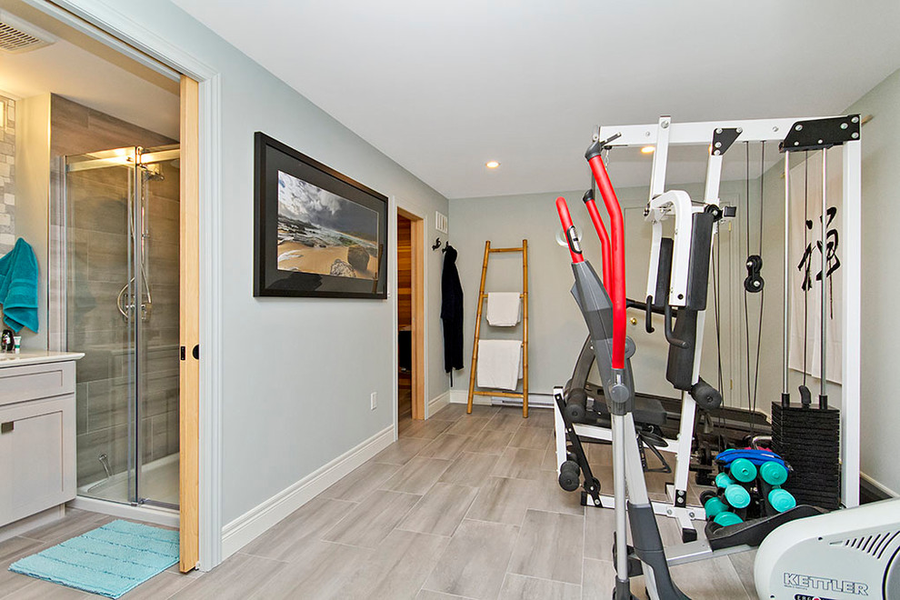 Multifunktionaler, Kleiner Moderner Fitnessraum mit grauer Wandfarbe, Porzellan-Bodenfliesen und grauem Boden in Toronto
