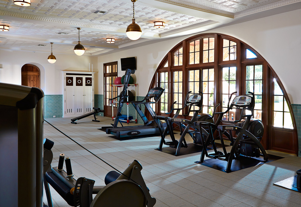 Multifunktionaler, Geräumiger Klassischer Fitnessraum mit weißer Wandfarbe, Teppichboden und grauem Boden in Tampa