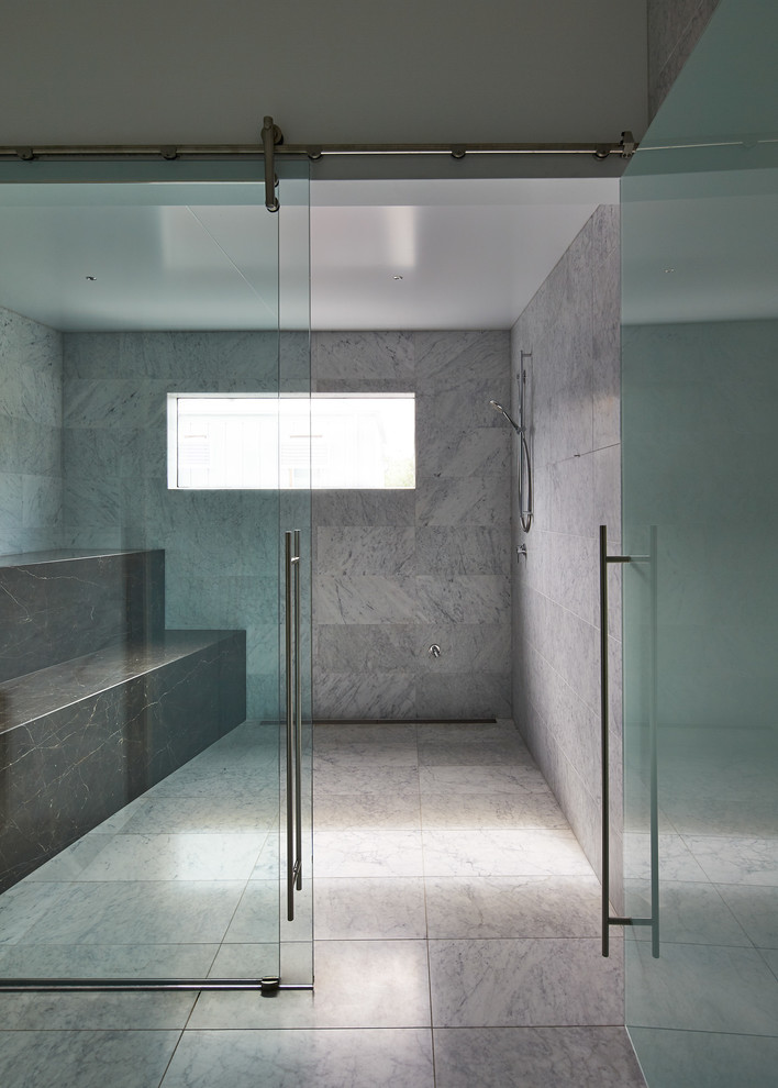Ispirazione per un'ampia stanza da bagno minimal con pareti bianche e pavimento in marmo