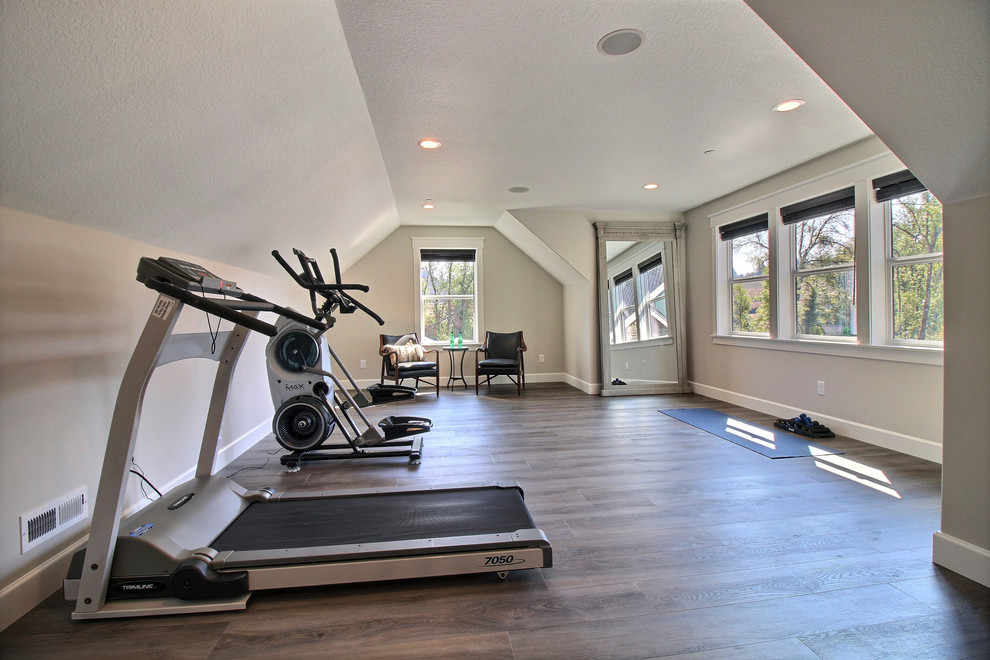 Multifunktionaler, Großer Klassischer Fitnessraum mit beiger Wandfarbe, dunklem Holzboden und braunem Boden in Portland