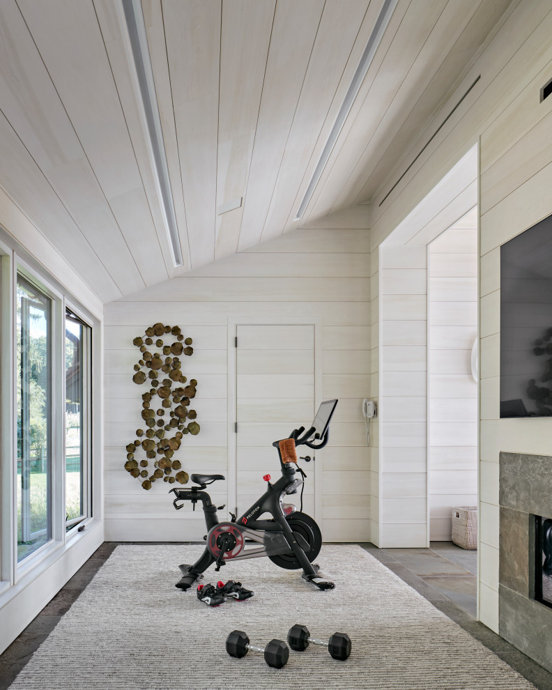 Idee per una palestra in casa country di medie dimensioni con pareti beige e soffitto in legno