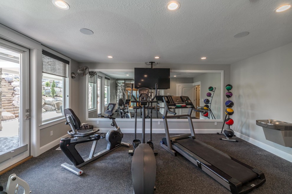 Multifunktionaler, Großer Klassischer Fitnessraum mit grauer Wandfarbe, Vinylboden und grauem Boden in Salt Lake City