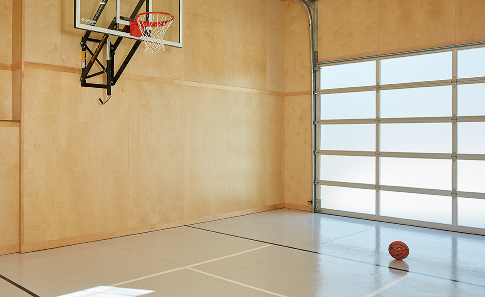 На фото: спортзал среднего размера в современном стиле с коричневыми стенами, бетонным полом и серым полом с