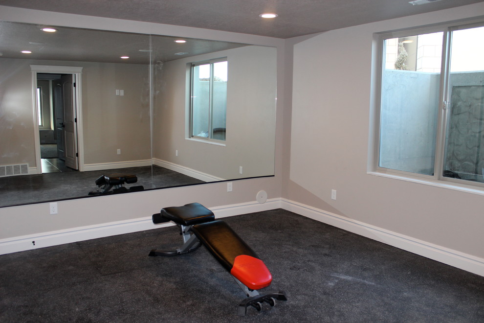 Multifunktionaler, Großer Klassischer Fitnessraum mit grauer Wandfarbe und schwarzem Boden in Salt Lake City
