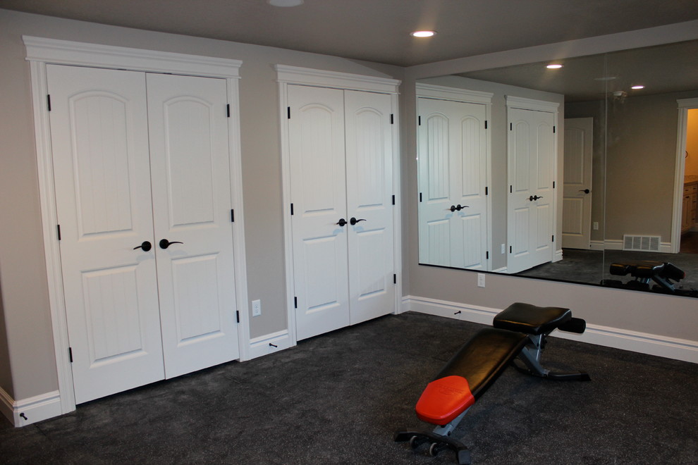 Multifunktionaler, Großer Klassischer Fitnessraum mit grauer Wandfarbe, Teppichboden und schwarzem Boden in Salt Lake City