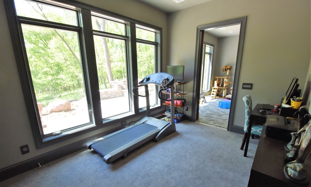Multifunktionaler, Mittelgroßer Moderner Fitnessraum mit grauer Wandfarbe und Teppichboden in Kansas City