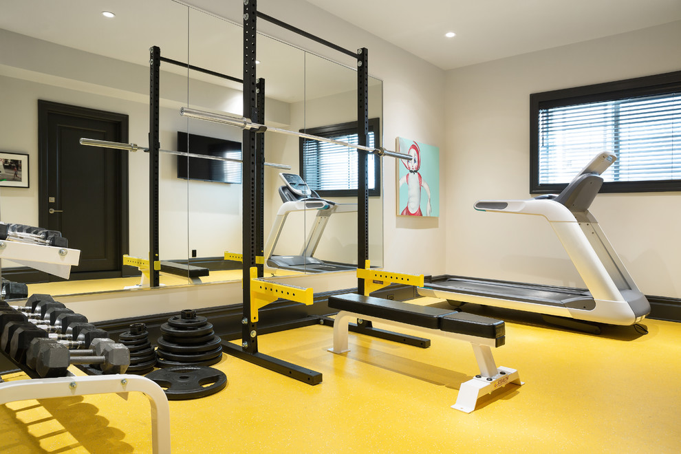 Multifunktionaler Moderner Fitnessraum mit gelbem Boden und weißer Wandfarbe in Calgary