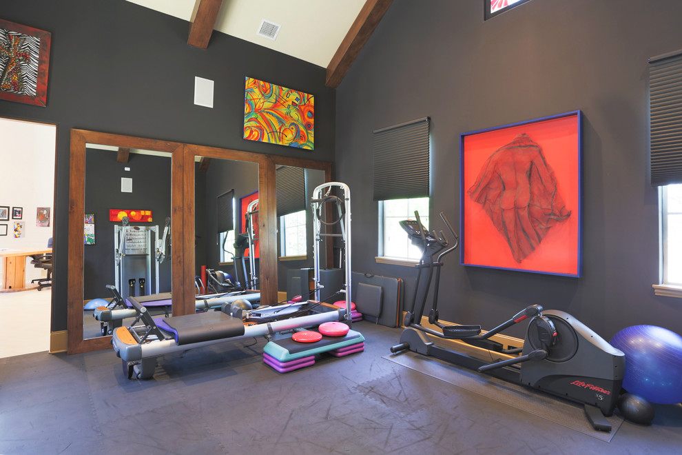 Multifunktionaler Moderner Fitnessraum mit schwarzer Wandfarbe und grauem Boden in Houston