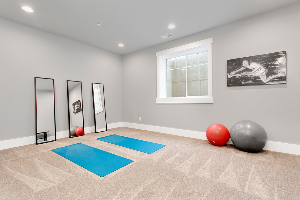 Aménagement d'un grand studio de yoga classique avec un mur gris, moquette et un sol beige.