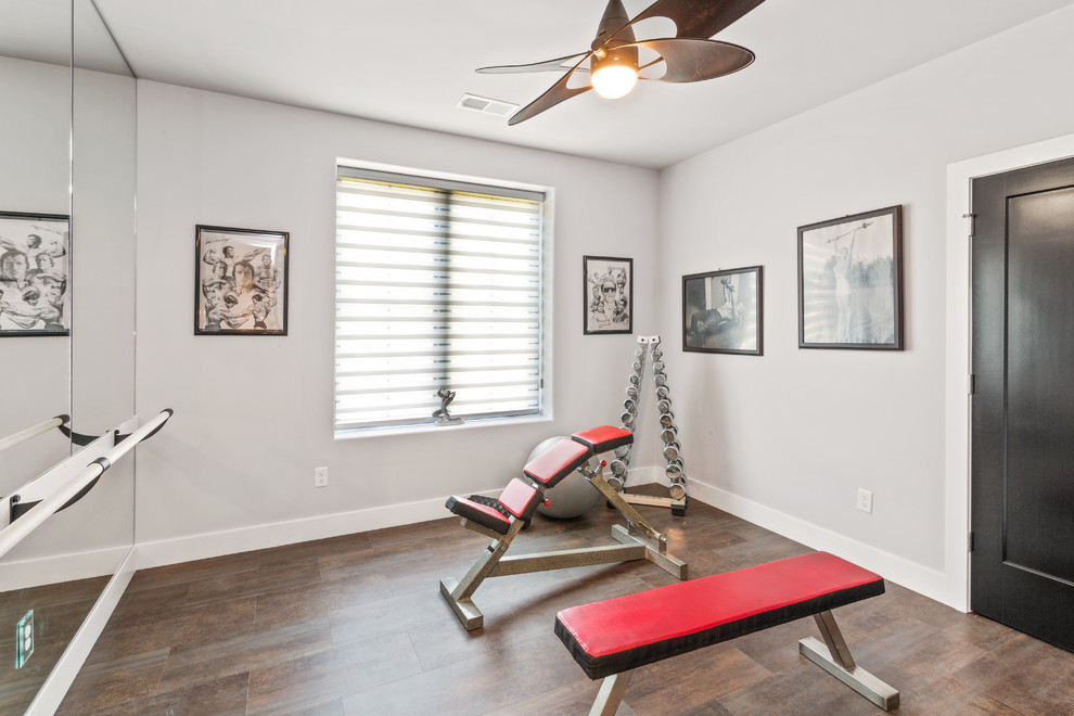 Multifunktionaler, Mittelgroßer Landhausstil Fitnessraum mit weißer Wandfarbe, Vinylboden und braunem Boden in Cincinnati