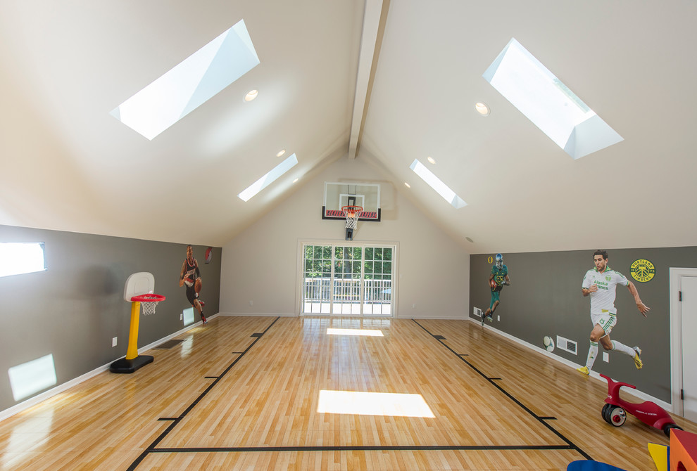 Klassischer Fitnessraum mit Indoor-Sportplatz, grauer Wandfarbe und hellem Holzboden in Portland