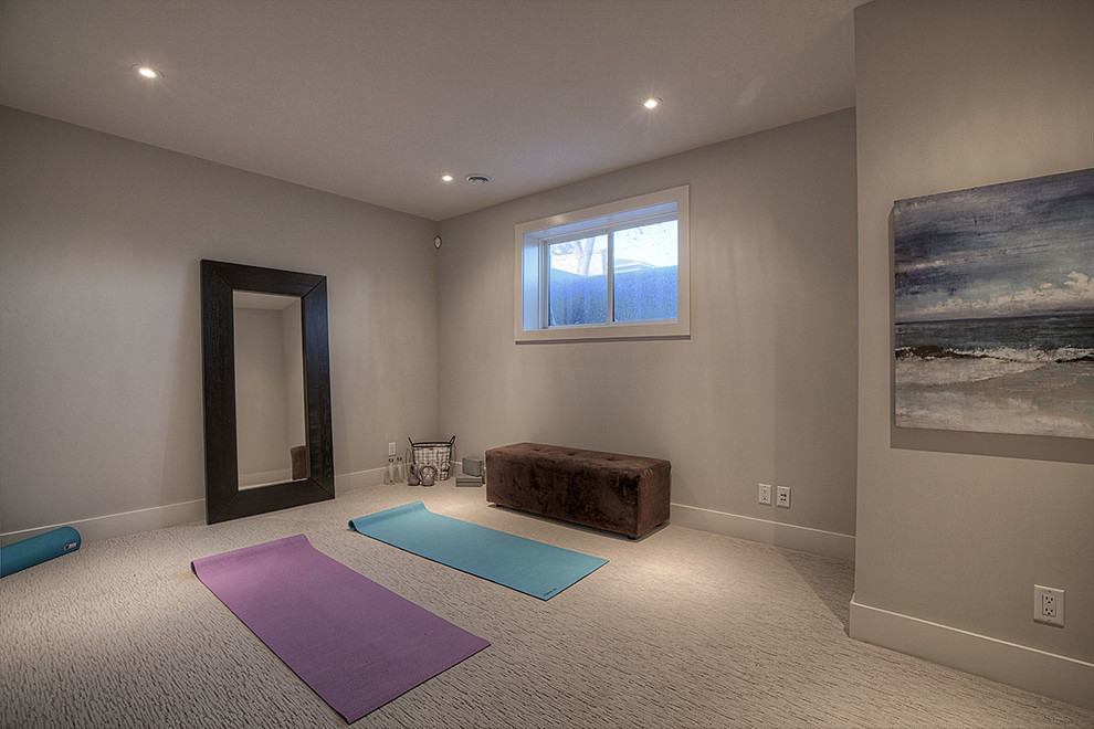 Immagine di un grande studio yoga chic con pareti grigie, moquette e pavimento beige