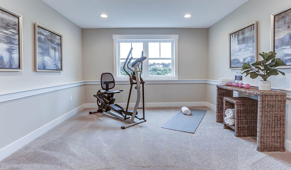 Multifunktionaler, Großer Landhausstil Fitnessraum mit grauer Wandfarbe, Teppichboden und beigem Boden in Sonstige