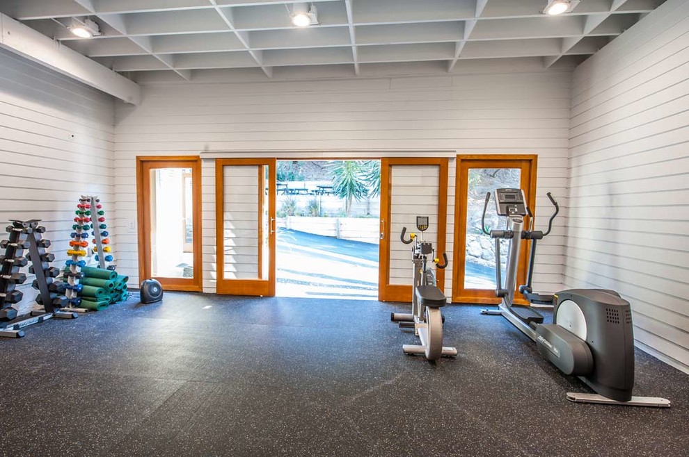 Multifunktionaler, Mittelgroßer Moderner Fitnessraum mit weißer Wandfarbe und Vinylboden in Los Angeles