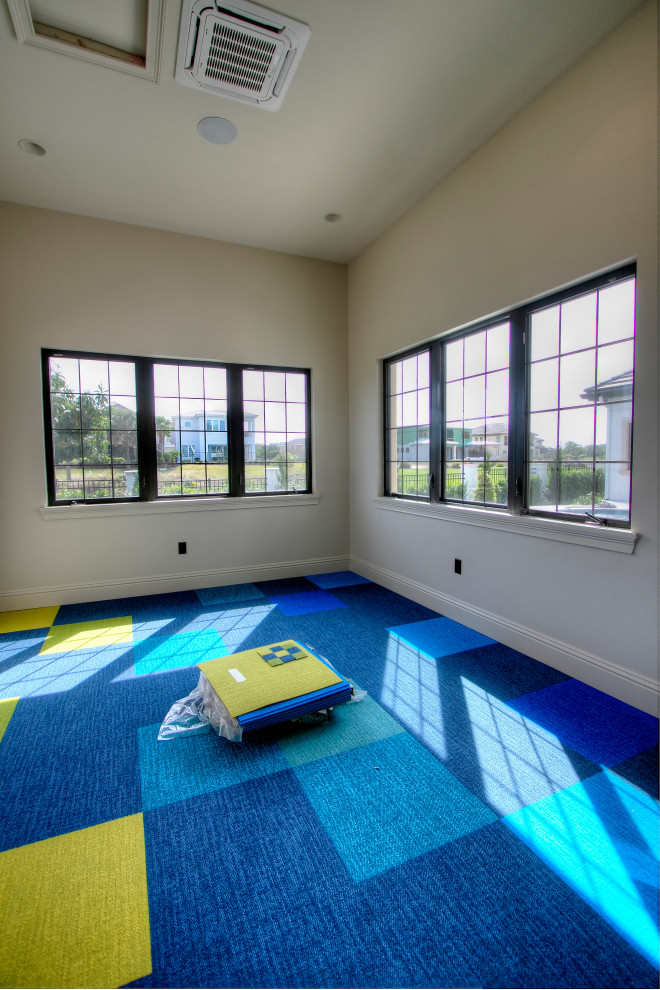 Источник вдохновения для домашнего уюта: маленький универсальный домашний тренажерный зал в современном стиле с бежевыми стенами, ковровым покрытием и синим полом для на участке и в саду