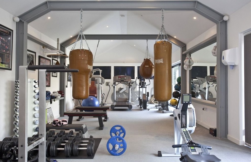 Multifunktionaler, Mittelgroßer Klassischer Fitnessraum mit weißer Wandfarbe, Teppichboden und grauem Boden in Essex